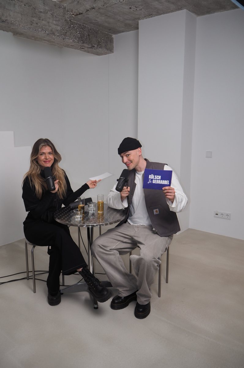 Podcast Kölsch & Gebrabbel: Maike und Til im Studio in Köln mit Mikrofonen und Kölsch