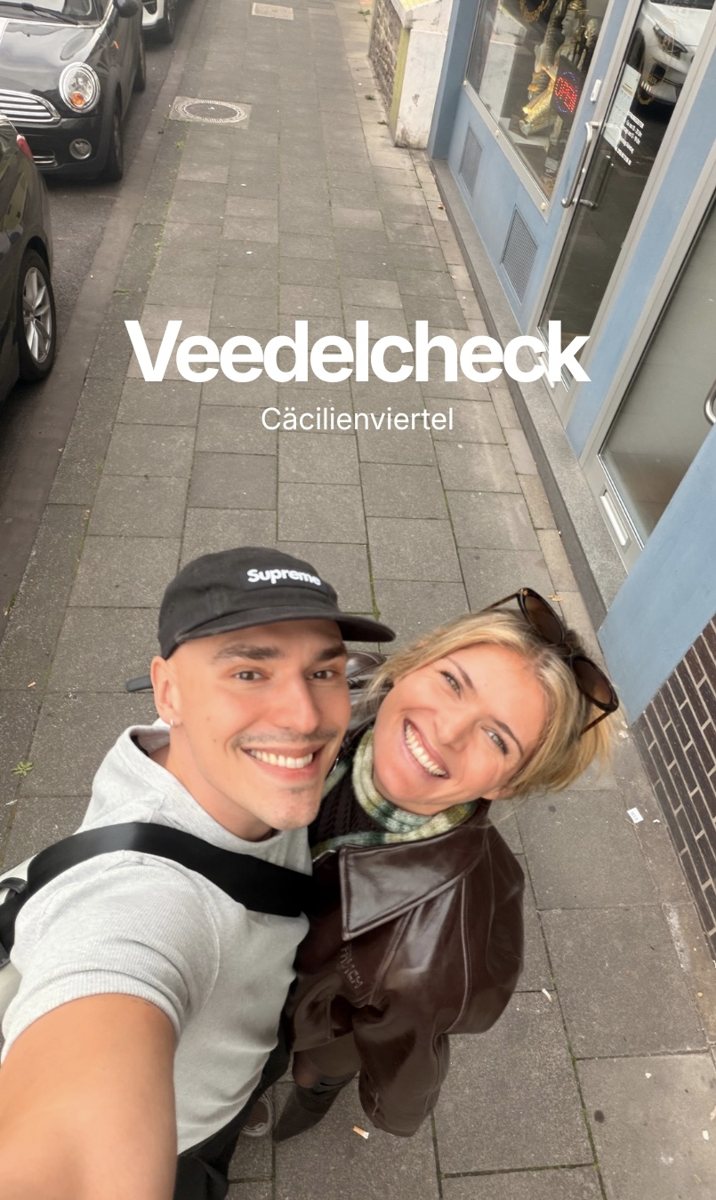 Veedelcheck Cäcilienviertel: Til und Maike auf einem Kölner Gehweg